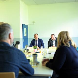 Regierungspräsident Thomas Schürmann (am Tischende links) im Austausch mit den Lehrkräften der Erstförderung der Karl-Lehr-Realschule in Duisburg. Die Lehrkräfte sind für die geflüchteten und zugewanderten Kinder wichtige Bezugspersonen.